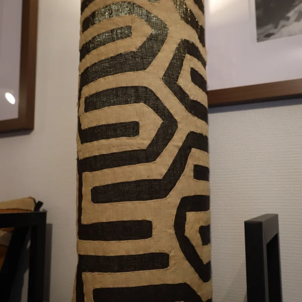 Lampe artisanale cylindrique en raphia – Tissu Kuba du Kasaï