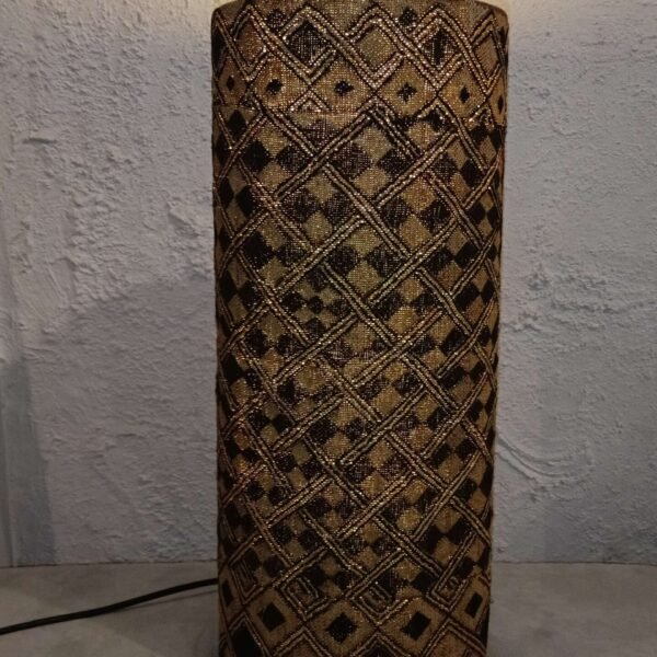 Lampe artisanale cylindrique en raphia – Tissu Kuba brodé
