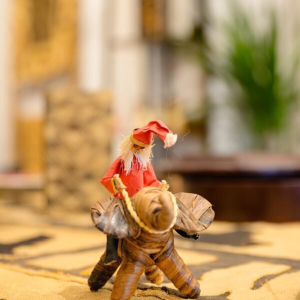 Père Noël chevauchant un éléphant en en feuille de bananier